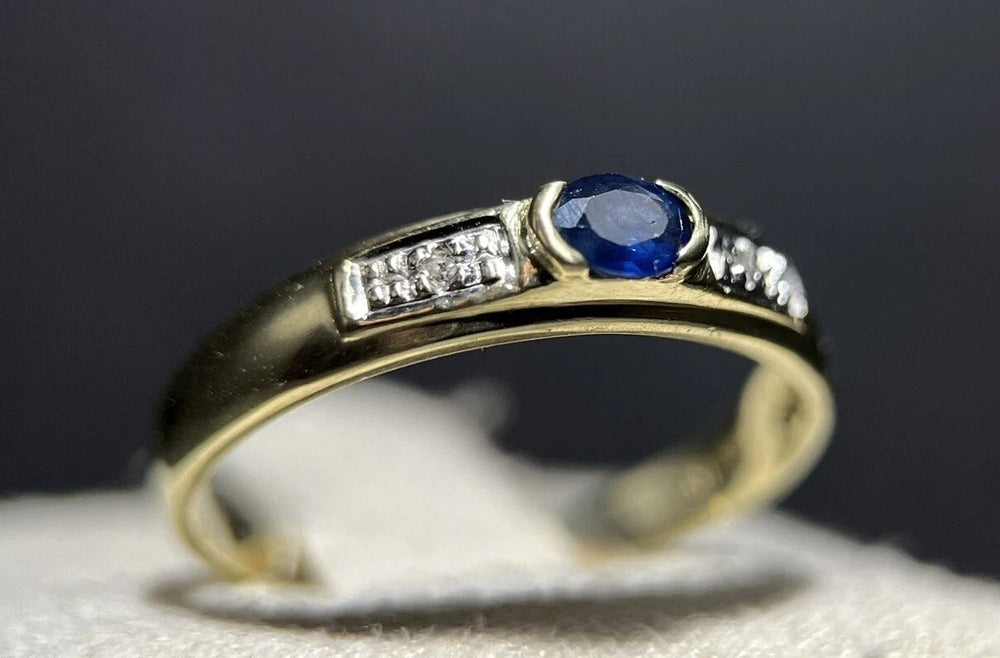 Ring mit Saphir und zwei Diamanten – 585 Gelbgold, Gr. 56
