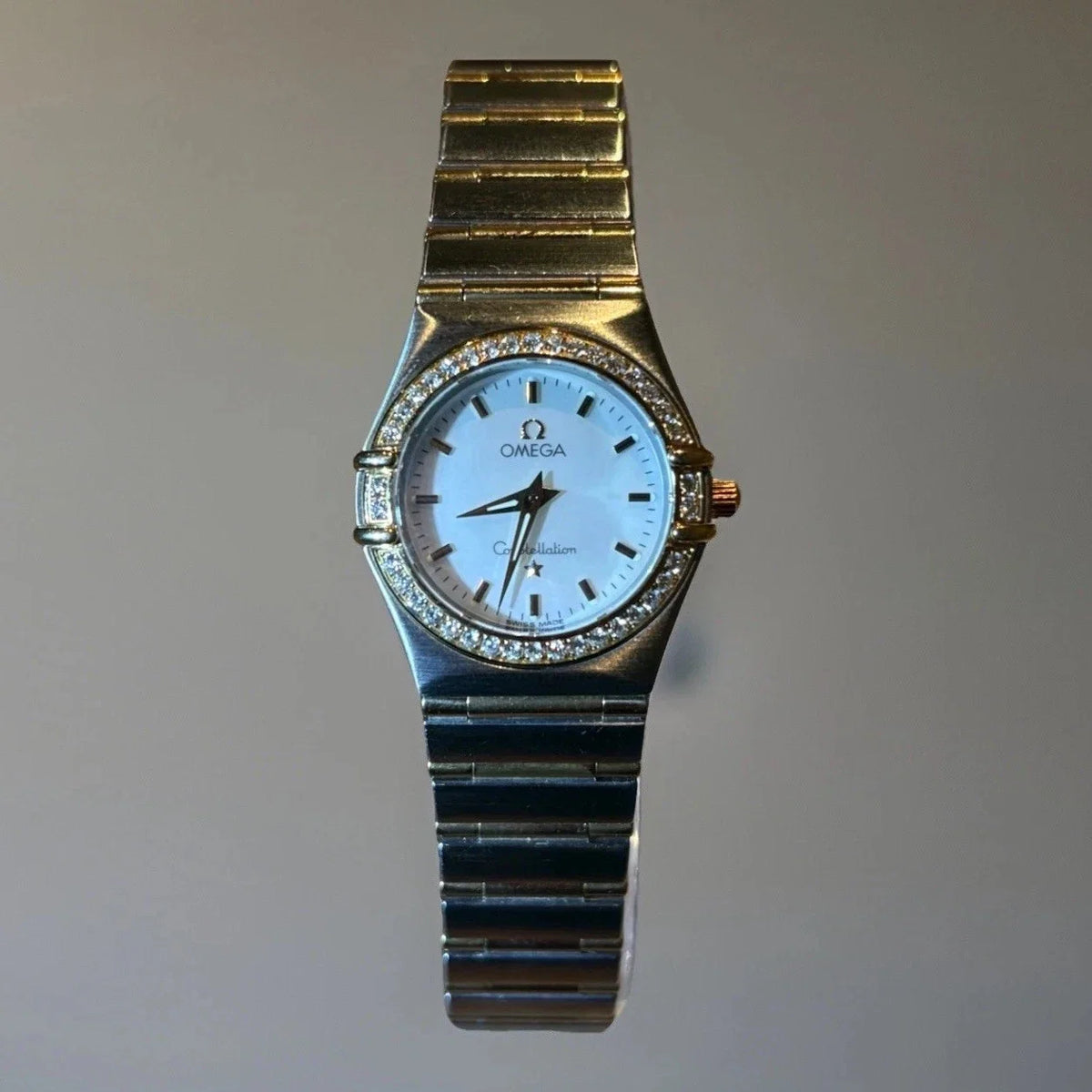 Omega Constellation Stahlgold 18K 27.5mm Quarz Diamanten Ref: 6552/864 Perlmutt